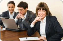 Femmes en réunion de travail au bureau