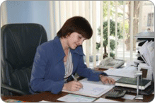 Une femme travaillant à son bureau